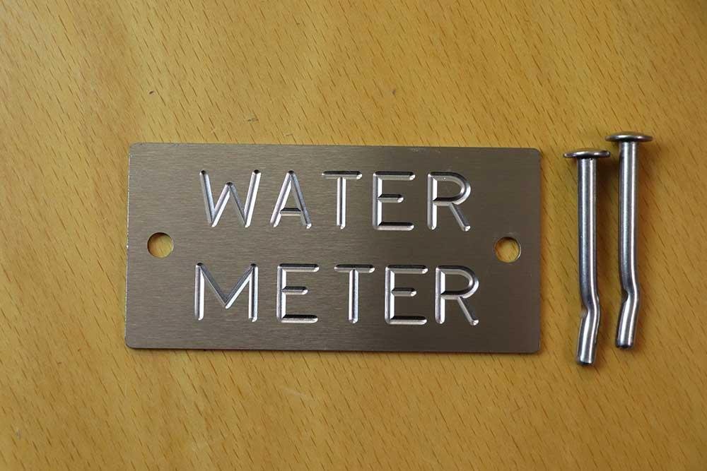How Aluminium Anodised Name Plates Improve Industrial Equipment Identification